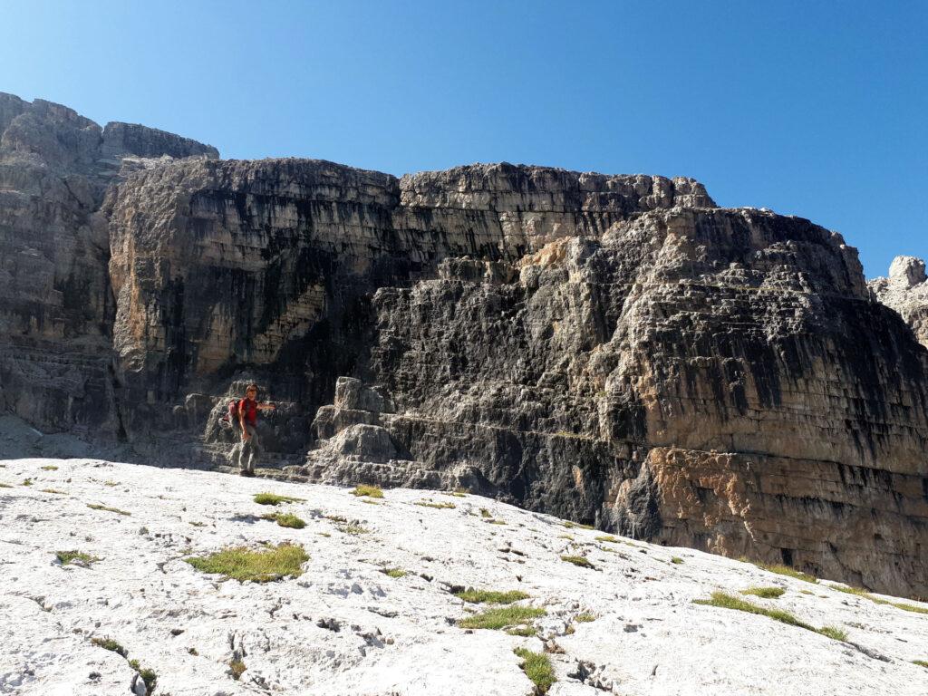 Al termine dei piattoni rocciosi ci si trova proprio di fronte alla parete su cui si svolge la via