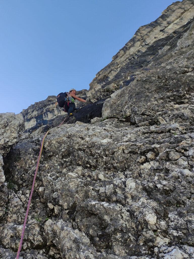 Erica attacca il primo tiro partendo dal diedro di sinistra in quanto c&#039;è sembrato l&#039;approccio più semplice