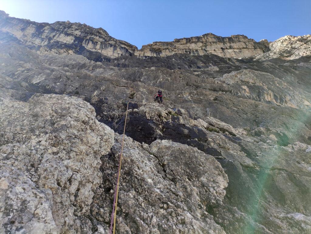 Erica sul primo tiro in procinto di raggiungere la seconda cengia dove si sosta