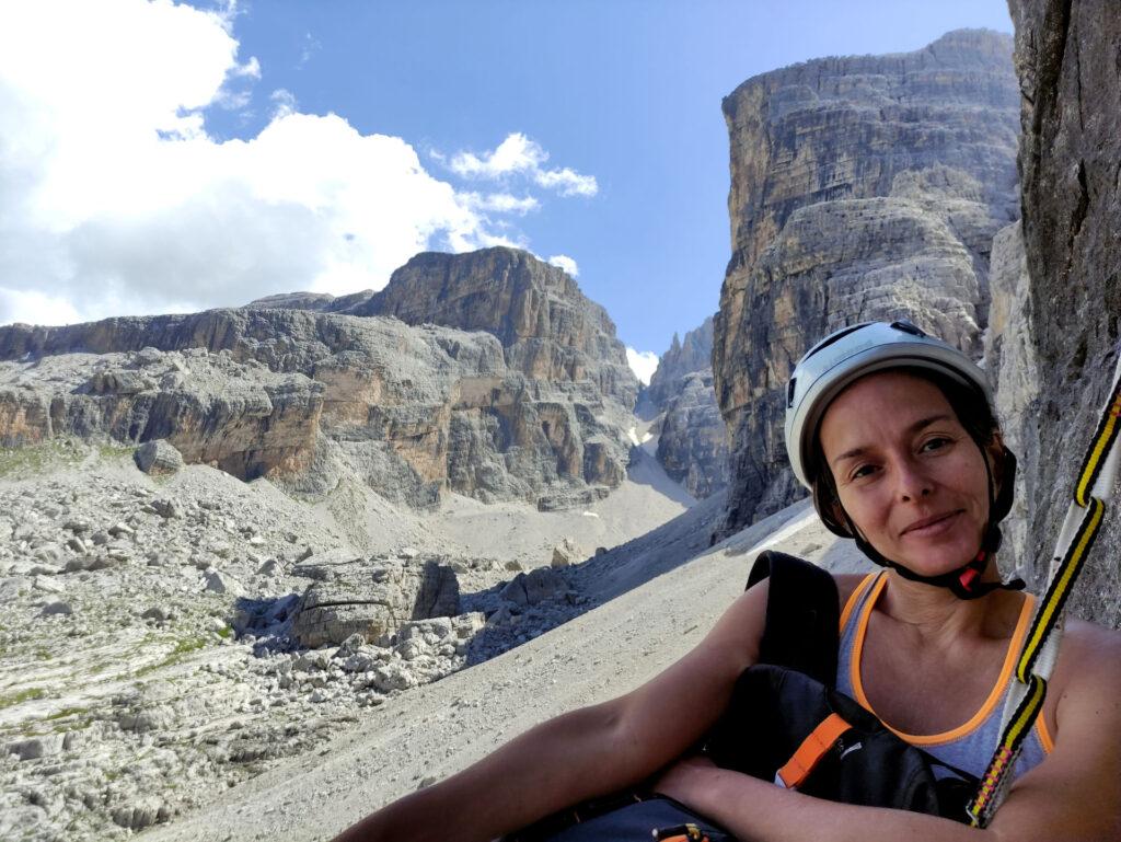 Erica in sosta sulla terza cengia con il vallone di vallesinella alle spalle