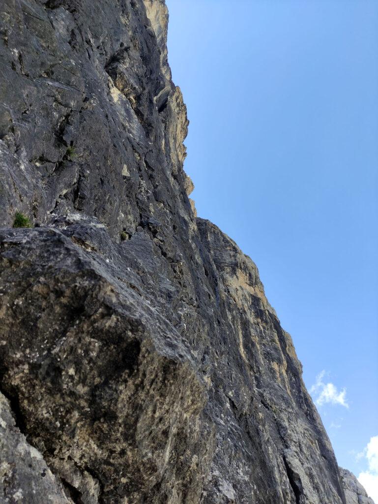 La parete del quarto tiro che non abbiamo affrontato. Da qui non si vede ma l'uscita è tutta su roccia fradicia