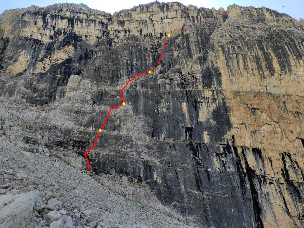 Questo più o meno il tracciato della via, almeno per come l'abbiamo percorso noi. C'era un'altra via a spit subito accanto alla nostra e può essere che abbiamo mal interpretato. In ogni caso è giusto per indicazione di massima. Dove è tratteggiato noi non siamo saliti.