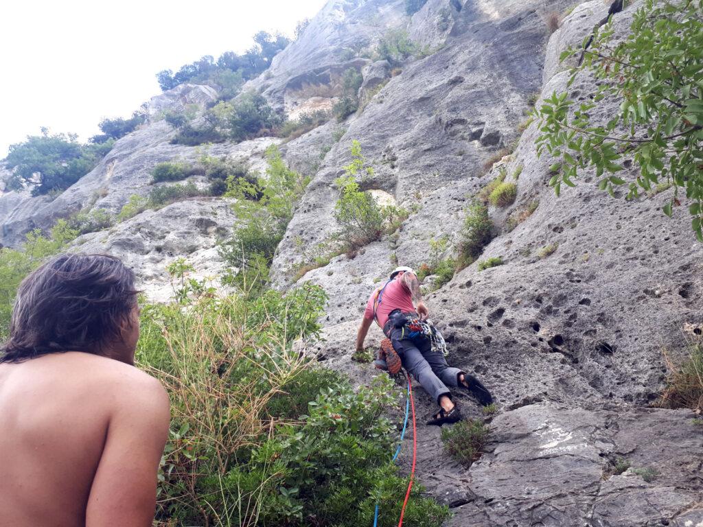 Siamo all&#039;attacco: la scritta sulla roccia è quasi del tutto sbiadita