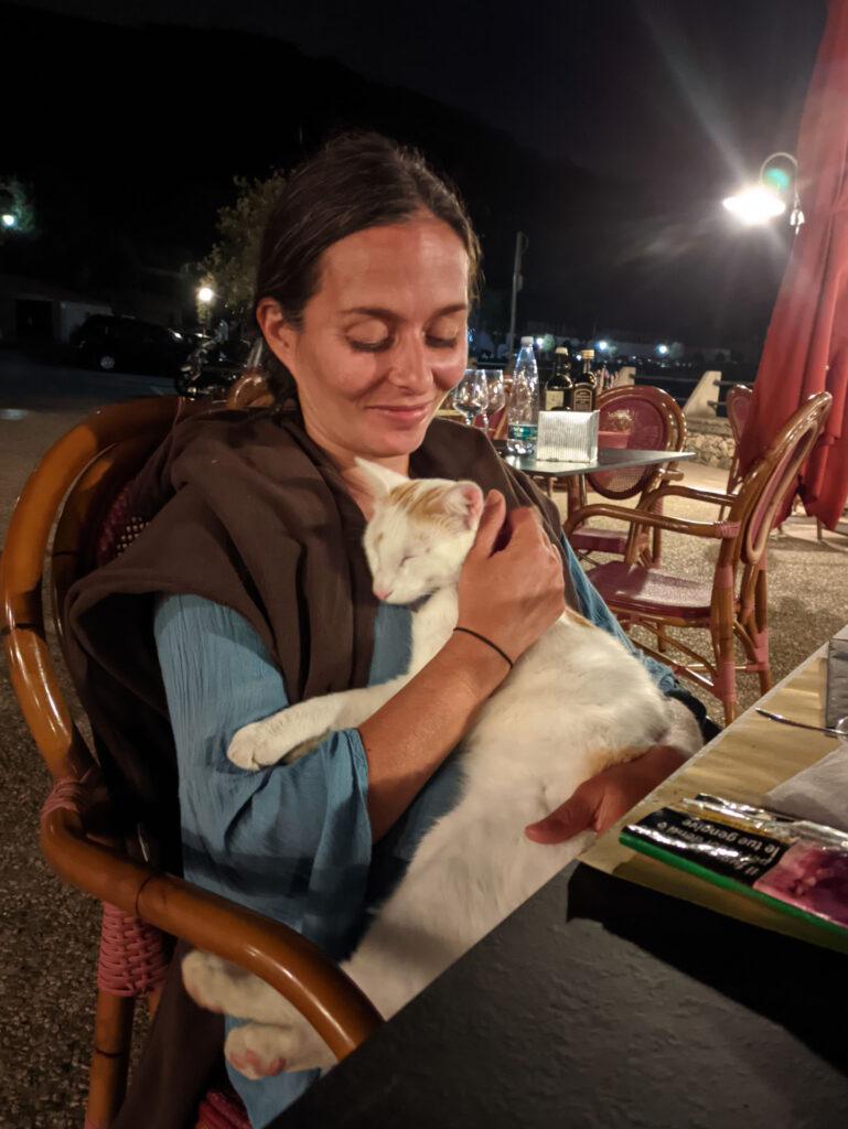 il gatto Orazio ci fa compagnia per cena - pet therapy :)