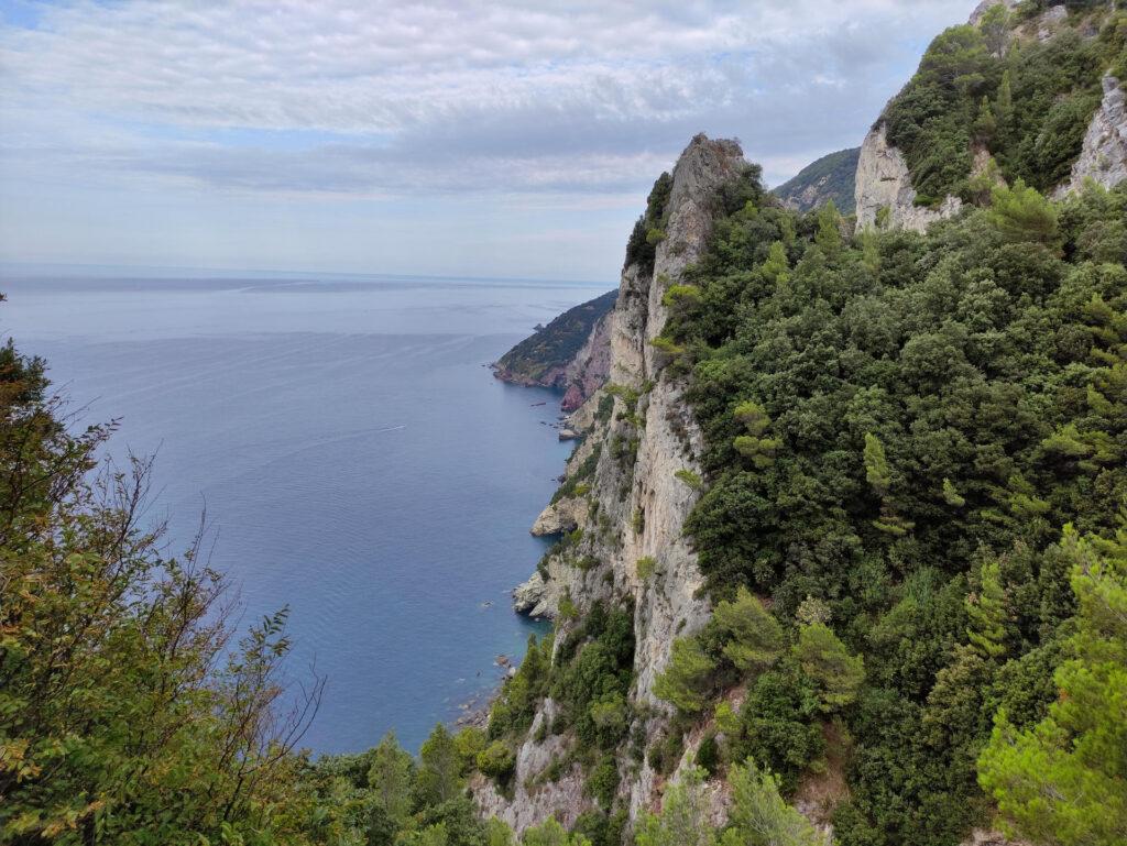 La splendida costa vista dal sentiero di discesa verso la parete delle Meraviglie