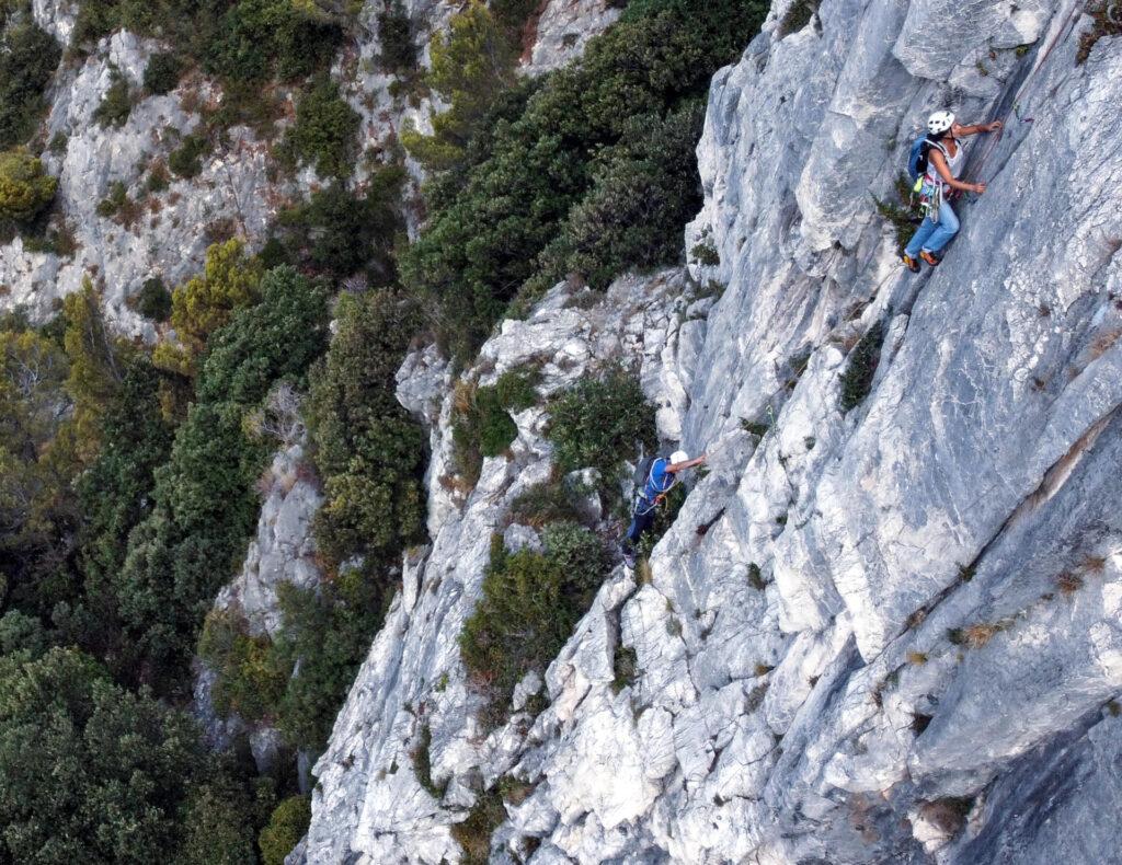 Erica sulla placca / diedro del secondo tiro. Foto dal drone By @caresanaboy