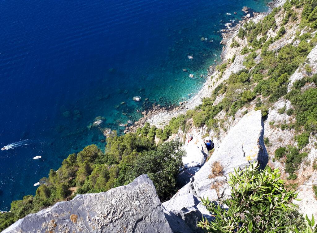 Erica si avvicina alla sosta del quinto tiro e ne approfitta per fotografare la meraviglia che c'è sotto di noi