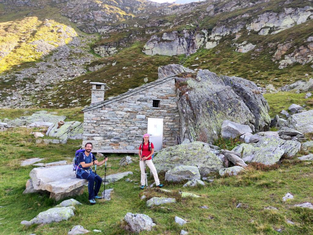 una baita incastonata nella roccia lungo la risalita della val di Sterla