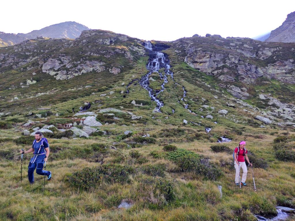 gli alpeggi della val di Sterla, attraversati in più punti da torrentelli e cascate