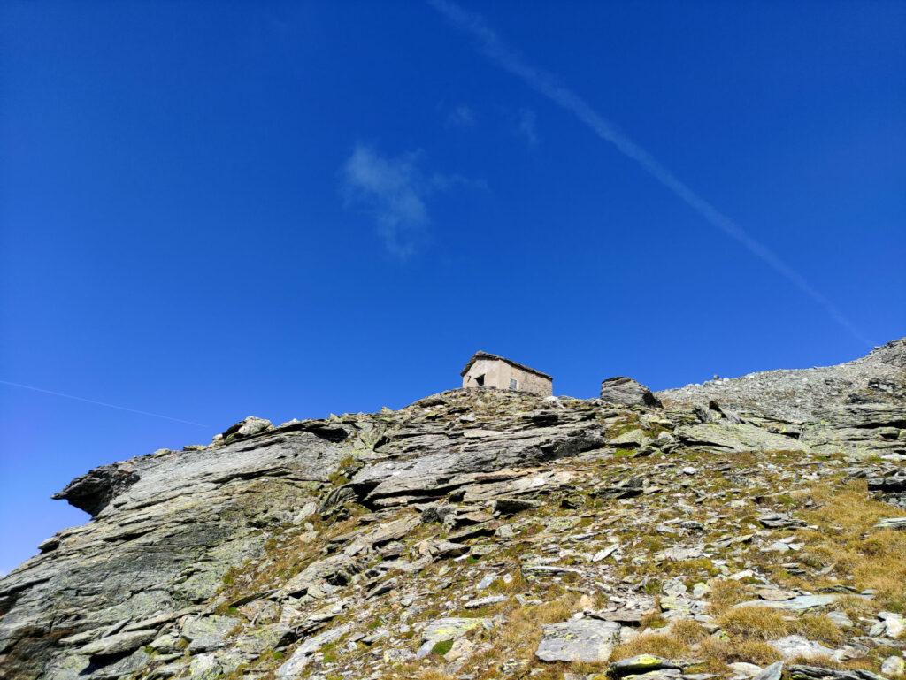 Dopo lunga salita lungo i ghiaioni della val di Sterla si raggiunge questa costruzione alla base del passo di Sterla Settentionale