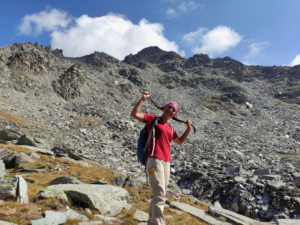 Erica mostra orgogliosa le sue treccine da teen con dietro la nostra cima