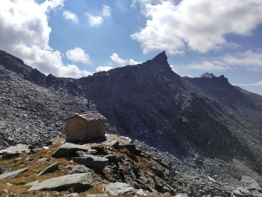 ci lasciamo alle spalle la costruzione appena incontrata e l'appuntita vetta del pizzo Sterla