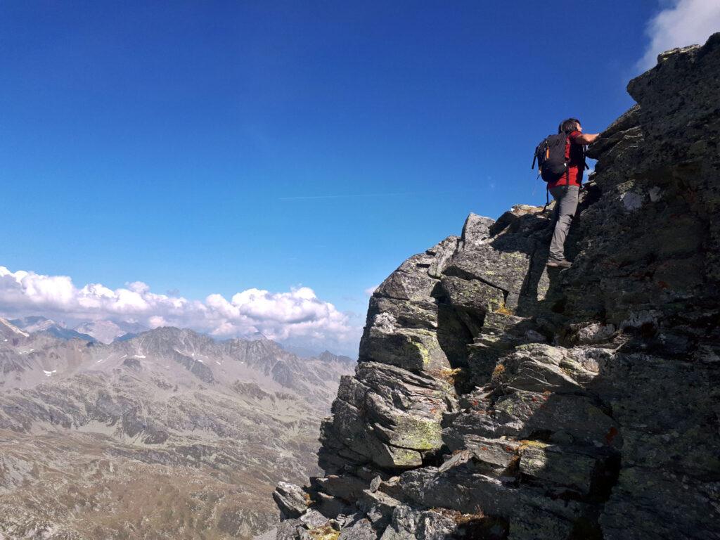 lungo la cresta qualche facile roccetta