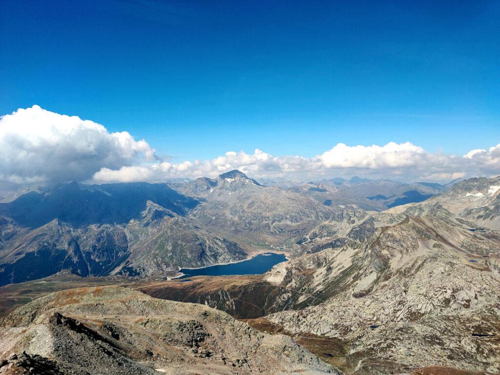 La vista verso il lago di Montespluga e il Pizzo Tambò si fa sempre più conturbante