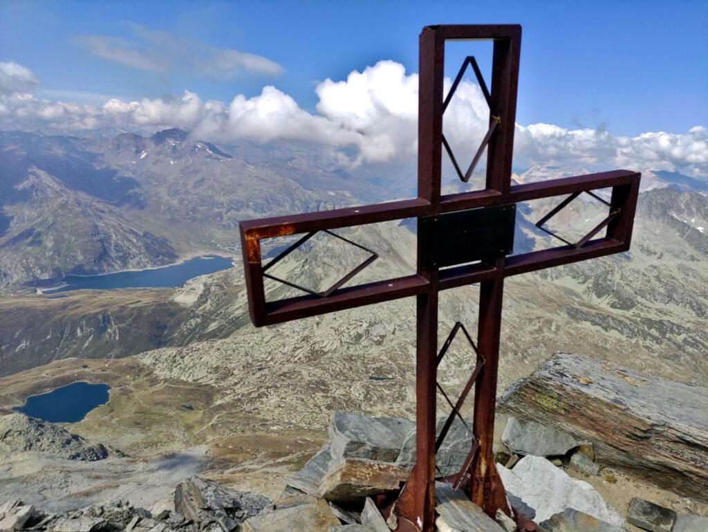 dalla croce la vista è notevole, sia dal lato di Montespluga sia da quello della val di Lei