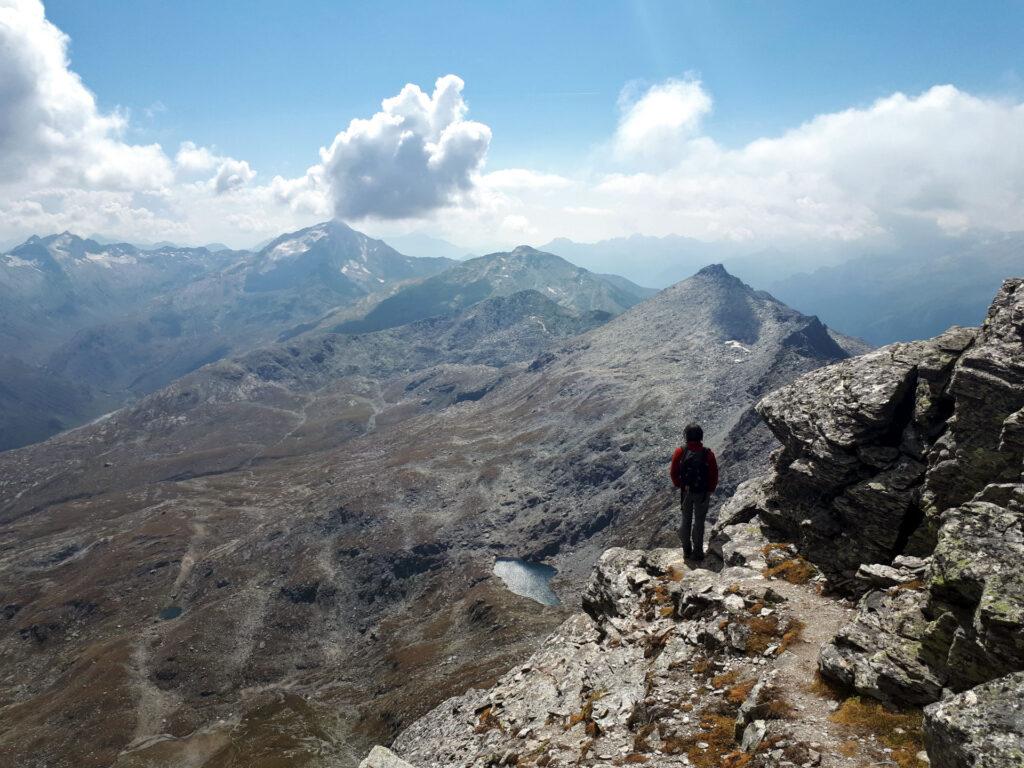 E via che si scende! Qui Gab si gode il paesaggio lungo la cresta di discesa