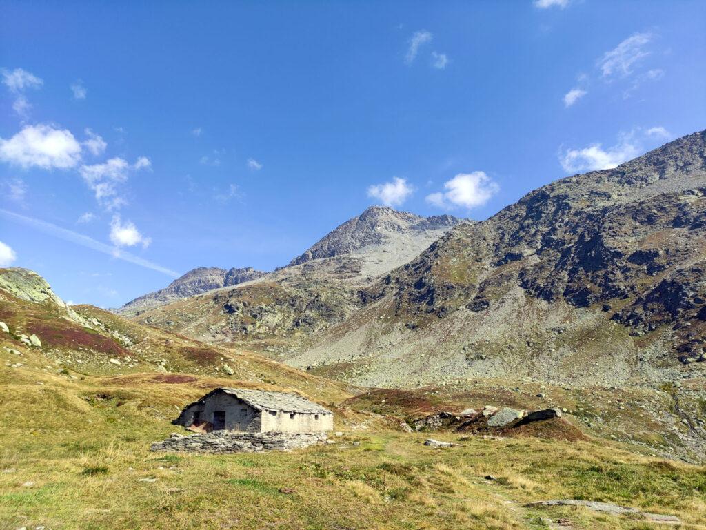 la nostra cima in lontananza vista dagli alpeggi del lago di Emet