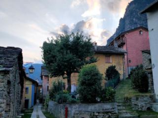 lo splendido borgo di Pianazzola con la luce del tramonto