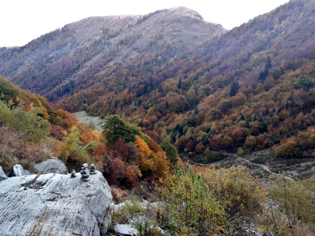 risalendo la valle, ancora addormentata