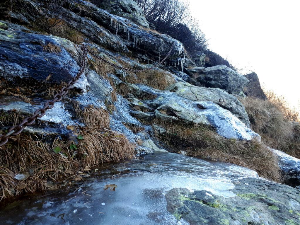 e di ghiaccio ce n'è parecchio anche lungo il sentiero!