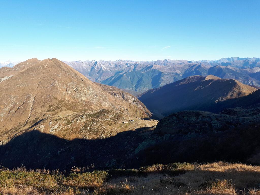 dalla Bocchetta di Scaredi guardando l'alpe omonima, finalmente baciata dal sole (io e l'Alpe!)