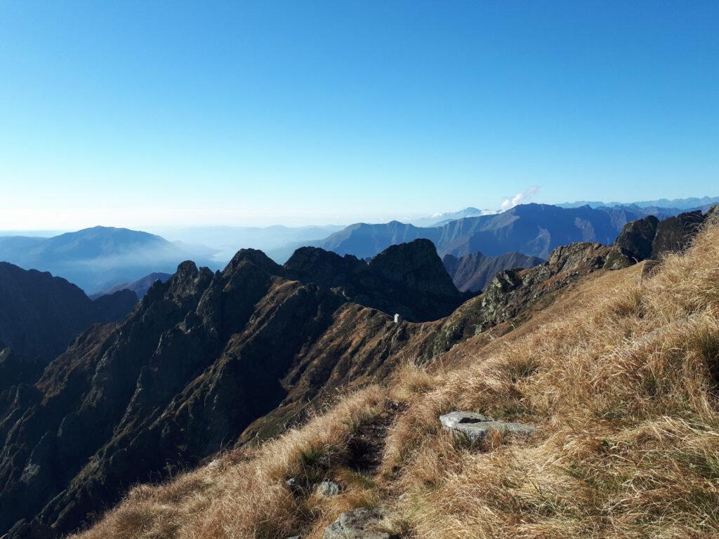 in vista del Bivacco della Bocchetta di Campo: dietro di lei, maestoso, il Pedum