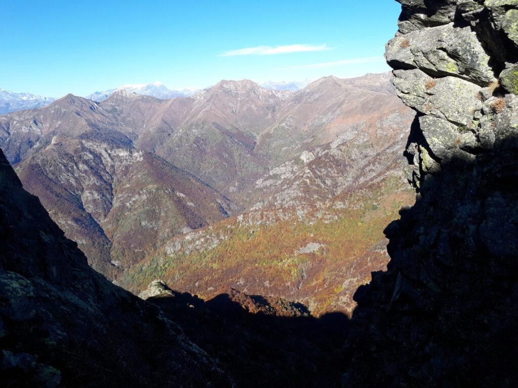 L'intaglio che precede la cima Pedum vera e propria: lo spettacolo dell'autunno