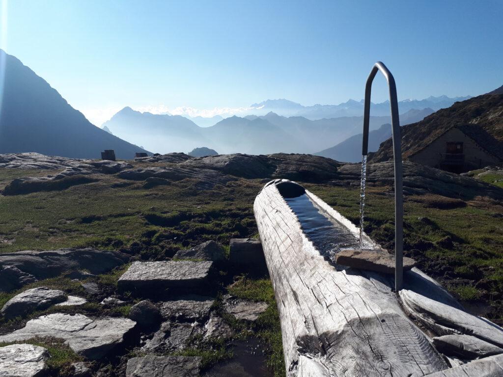 la fontana dell'Alpe Scaredi: guardando verso la Val Grande
