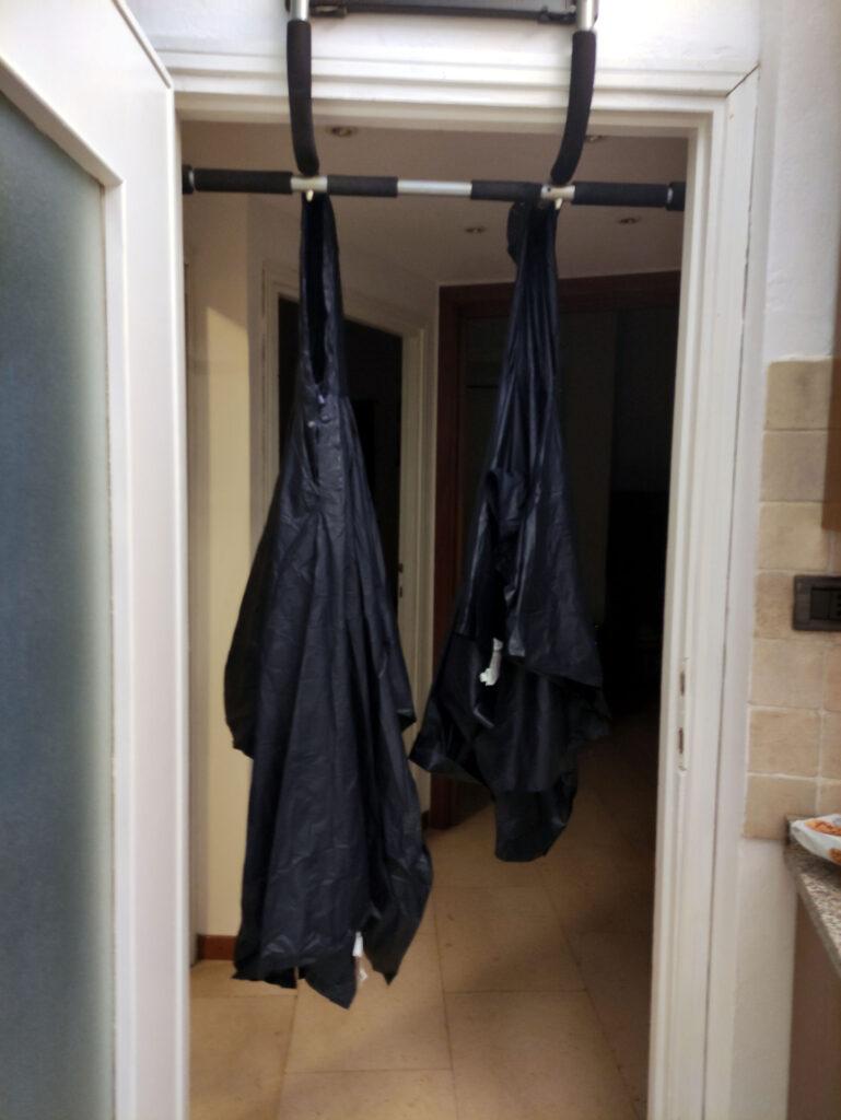 I nostri poncho appesi in casa ad asciugare dopo averci protetti dalla lavata di oggi