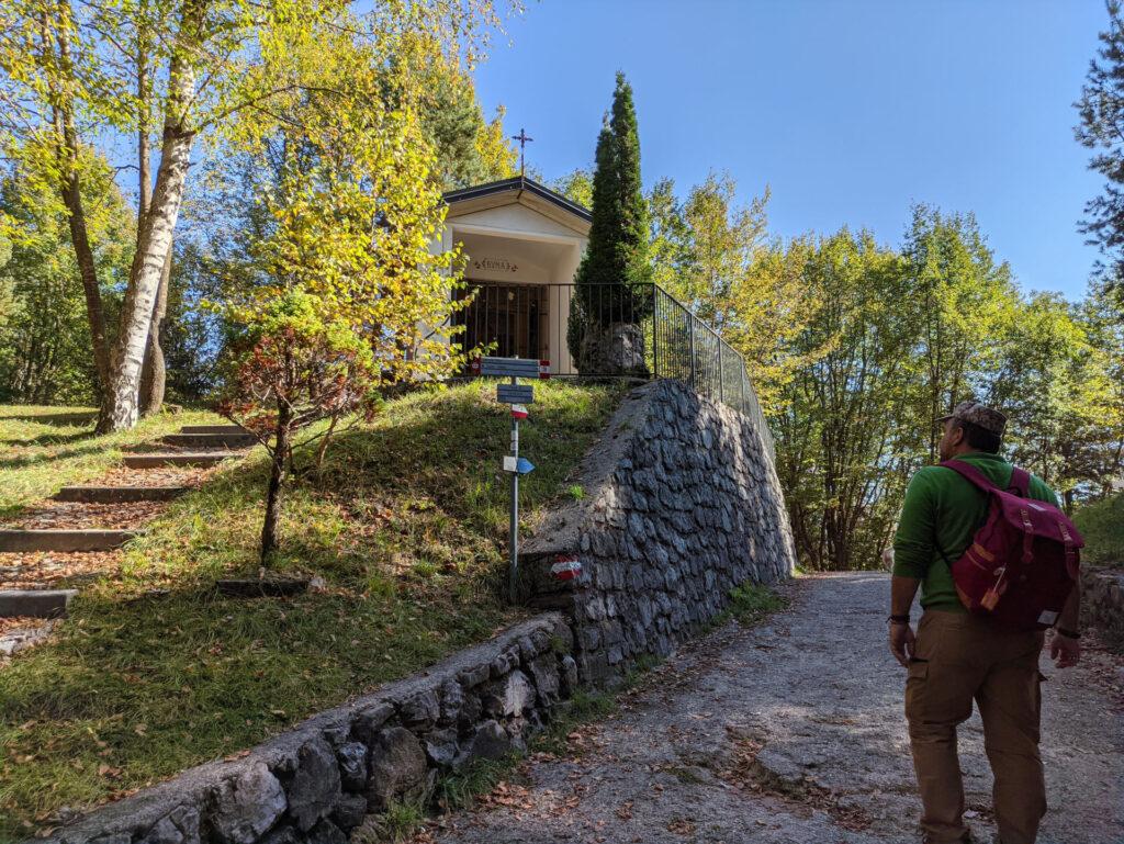 Questo è il passo di Salvarizza. Qui si abbandona la strada e si inizia a salire per ripido sentiero verso la Big Bench