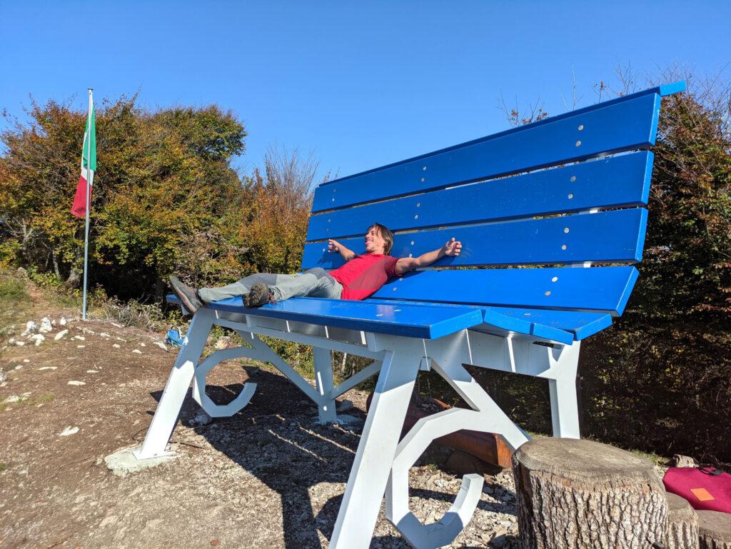 Un po&#039; di svacco sulla comoda big bench!