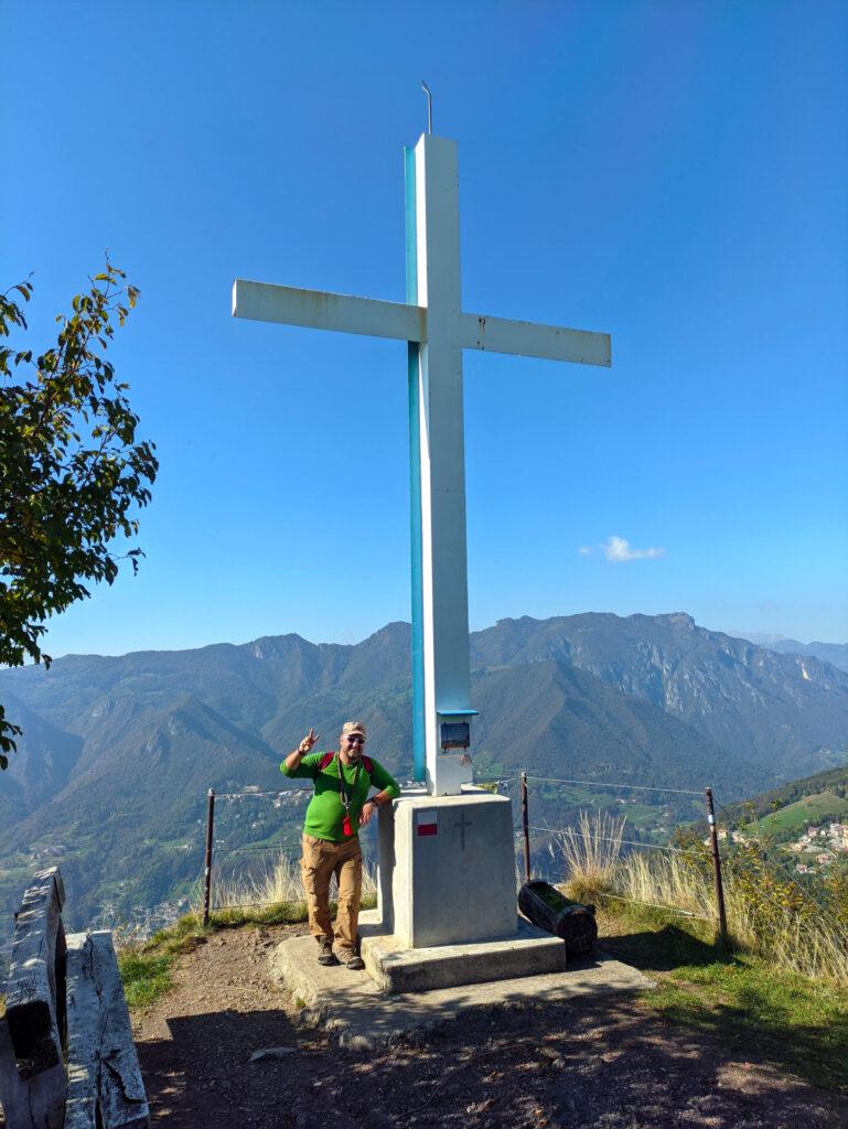 Marthy e la grande croce di vetta del monte Corno