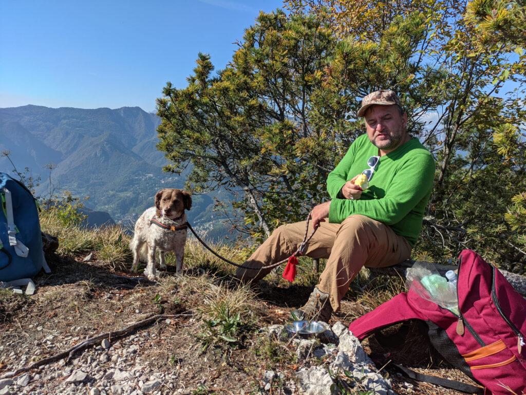 Marthy e la Luna finiscono il loro pranzo sulla cima del Pizzo Rabbioso