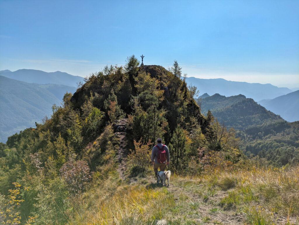 E questa è la croce del Pizzo Rabbioso posizionata sulla cimetta accanto