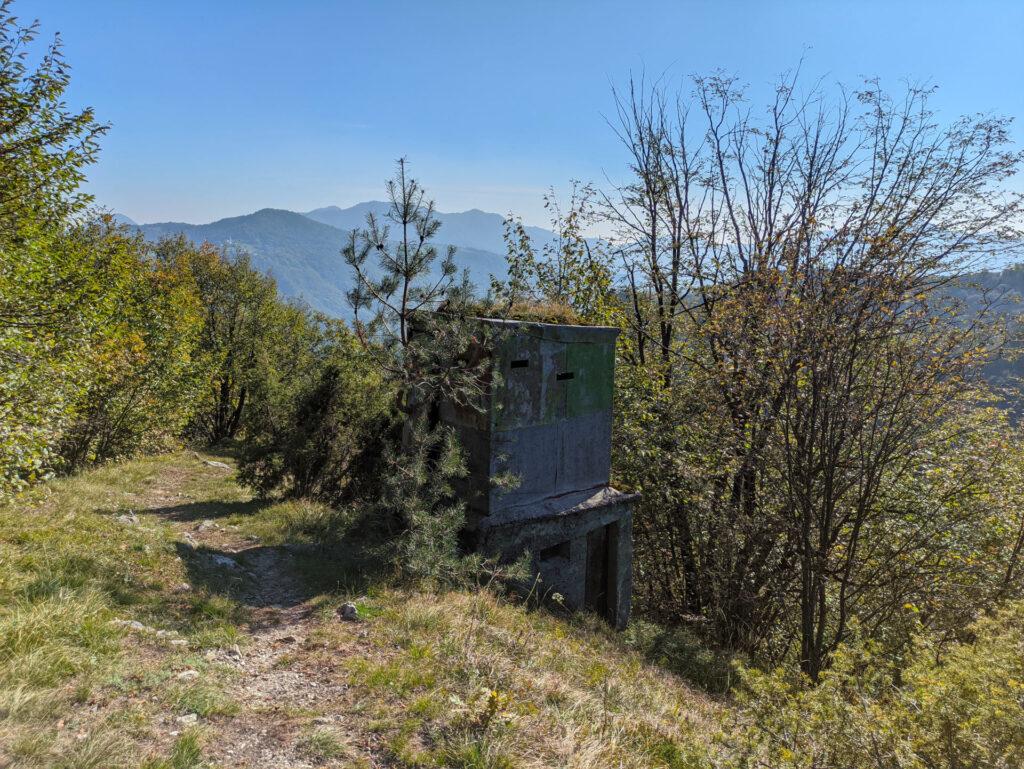 Ci si abbassa lungo la cresta sud dove si incontrano molti capanni di caccia