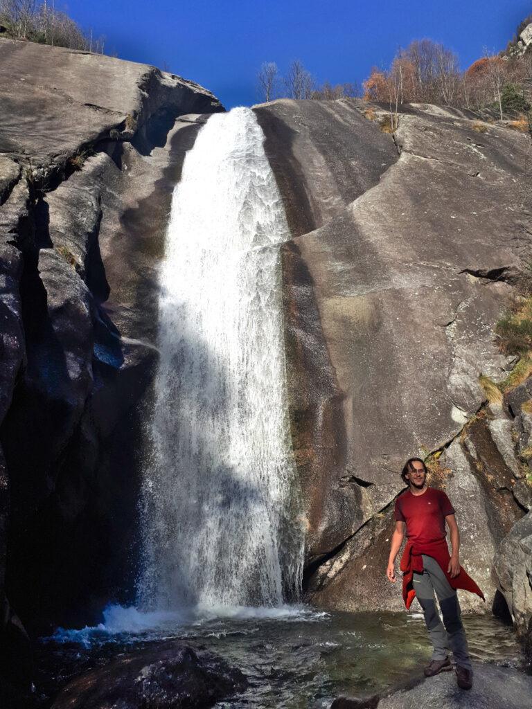 la prima cascata, per raggiungere la quale si percorre un breve sentiero che si stacca da quello principale sulla destra