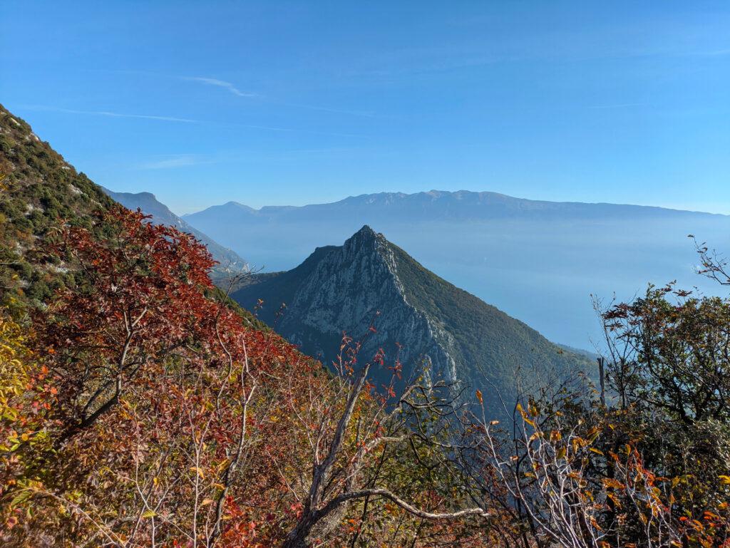 mano a mano che si sale diventa frequente trovare visuali aperte, come questa: siamo di fronte alla cresta Monte Castello di Gaino