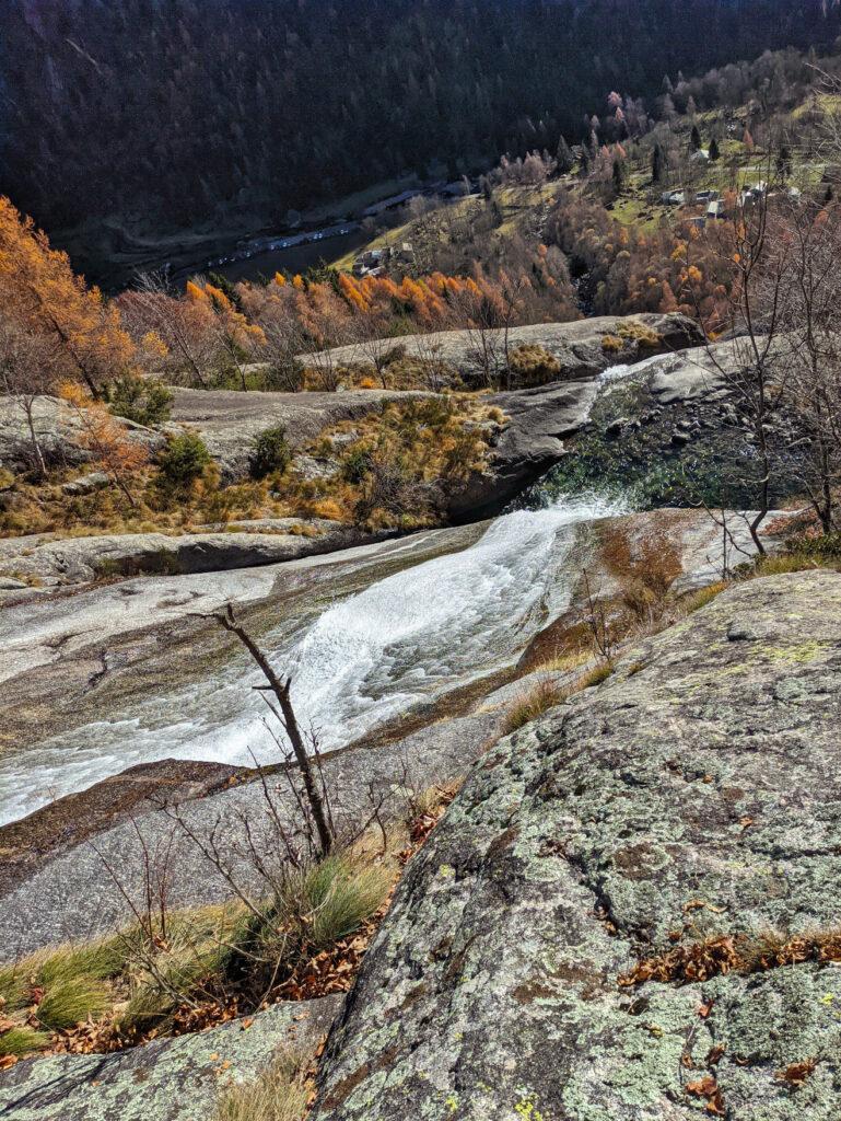 le placche di granito su cui scende il torrente, giù fino a valle