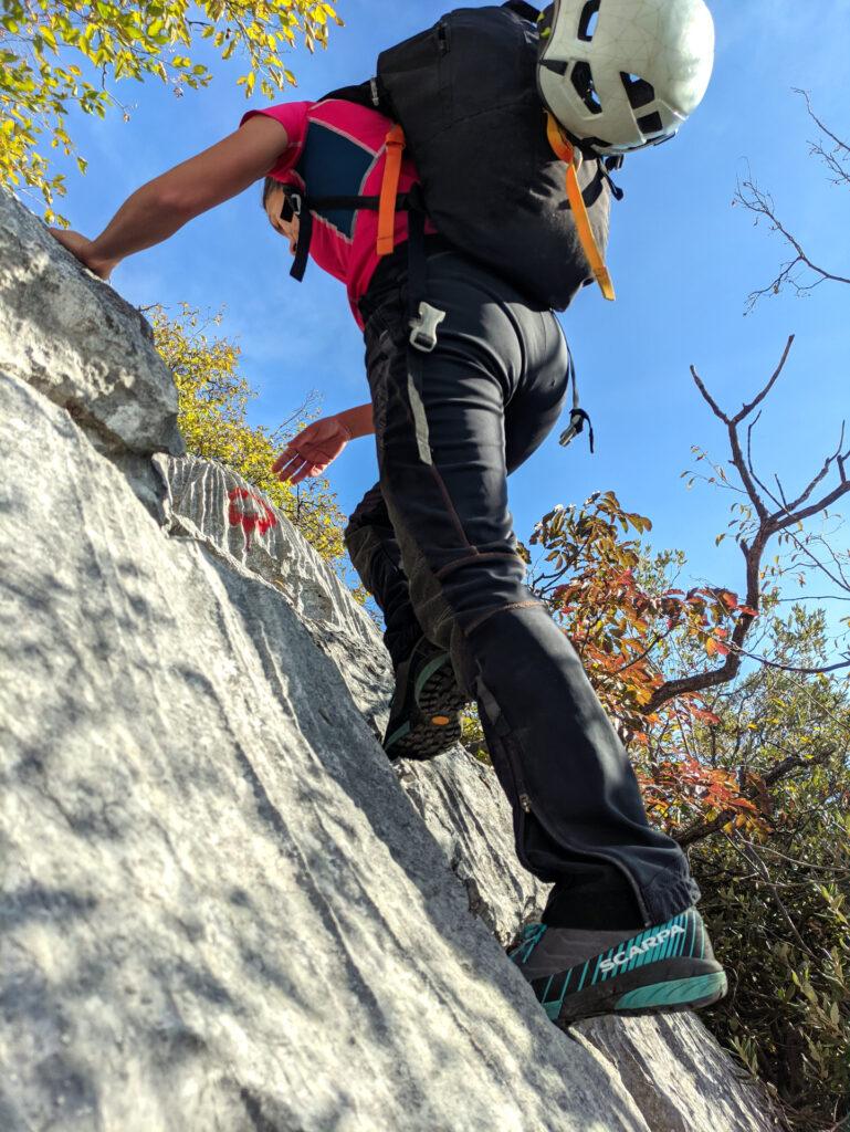 la roccia è super bella! si sale con le scarpe da avvicinamento