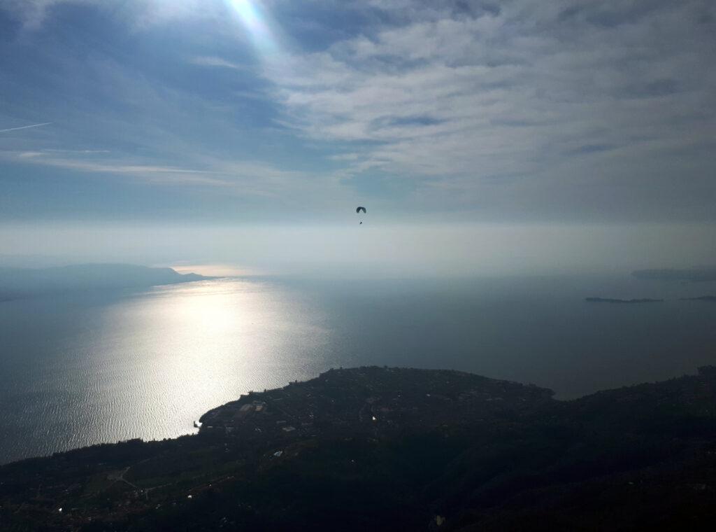 parapendio sul Lago di Garda: la giornata non è bellissimissima ma c'è il sole e le temperature sono miti