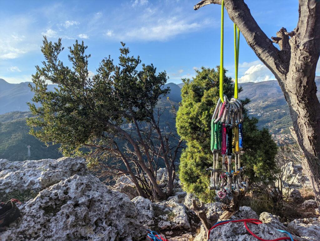 intanto la prima cordata ha raggiunto la cima