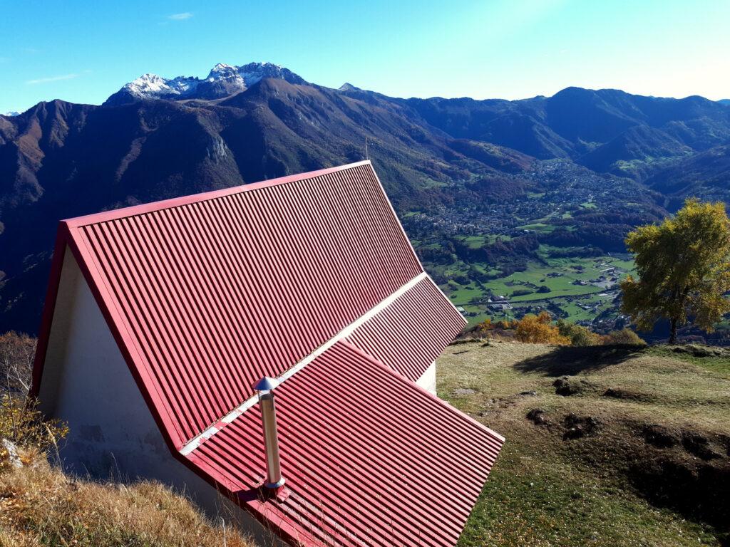 il tetto rosso di San Calimero, un punto di riferimento per tutta la valle