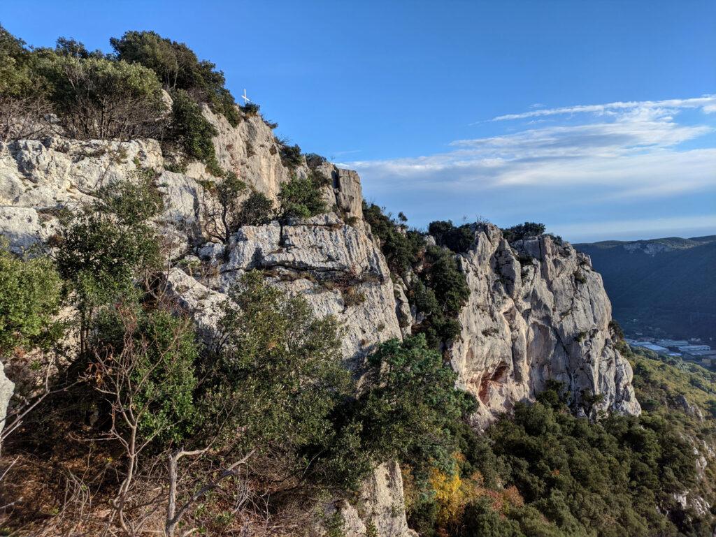 al termine della via, si vede poco oltre la bianca croce di vetta