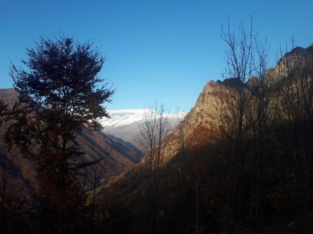 In fondo alla Val Grande spiccano le montagne imbiancate di neve