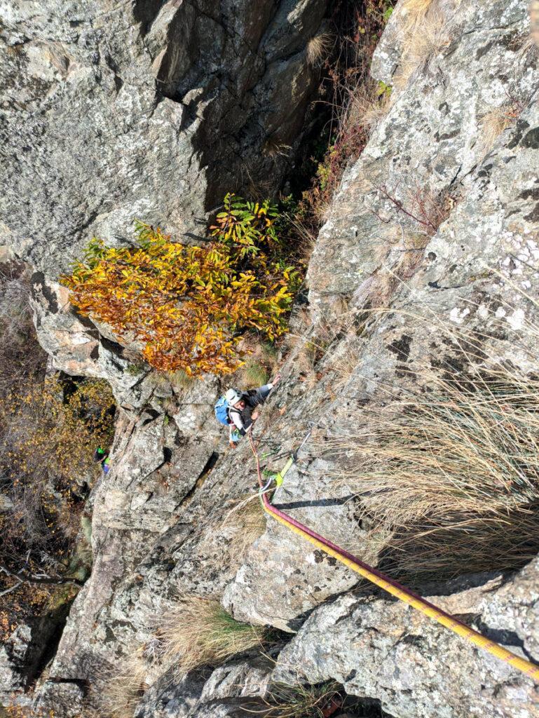 Erica cerca le prese migliori per superare la placca del quinto tiro