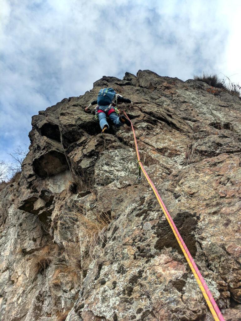 Erica cerca i piedi per superare il passo più duro del sesto tiro, forse passo chiave della via