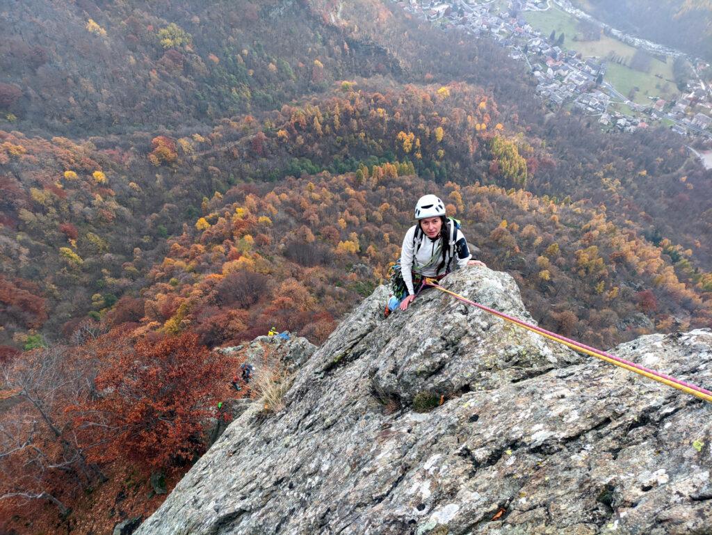 Erica negli ultimi metri di spigolo del settimo tiro con lo splendido bosco colorato sullo sfondo