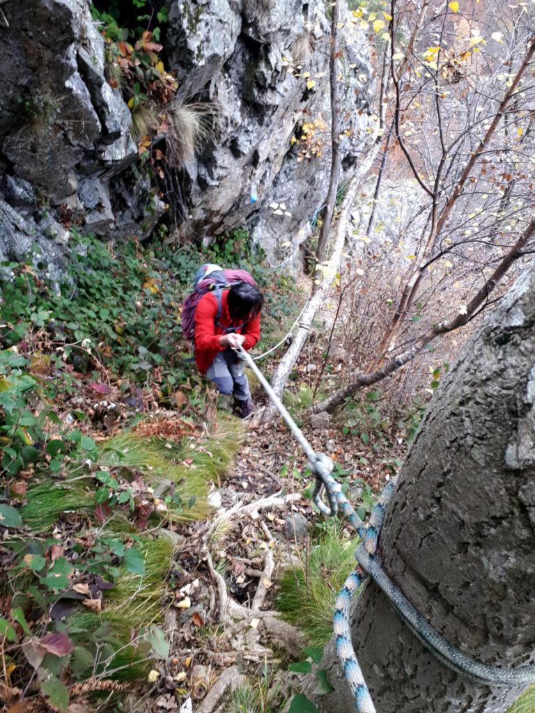 Uno dei punti attrezzati lungo la ripida e balorda discesa dalla Rocca di Lities