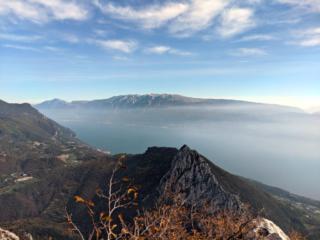 guardando verso il Monte Castello di Gaino: la sua interminabile cresta e il Lago di Garda