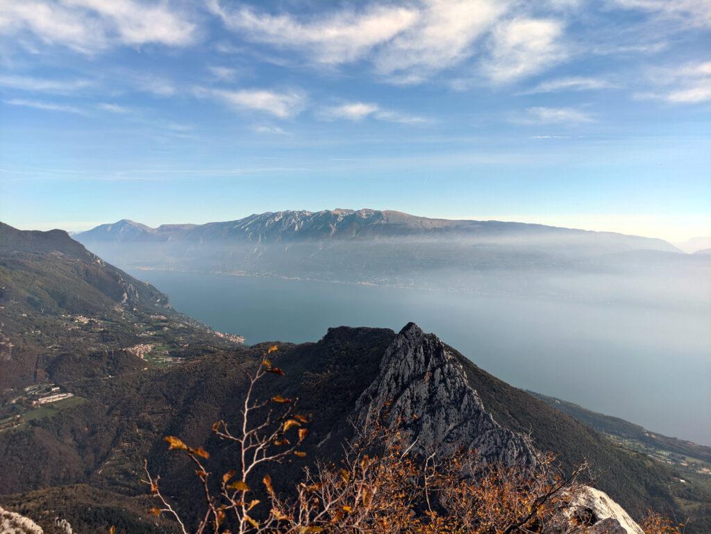 guardando verso il Monte Castello di Gaino: la sua interminabile cresta e il Lago di Garda